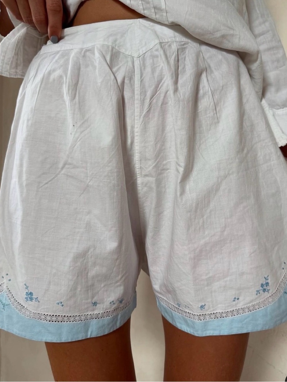 ISO! Vintage White Linen-Blend Embroidered Shorts with Light Blue Trim